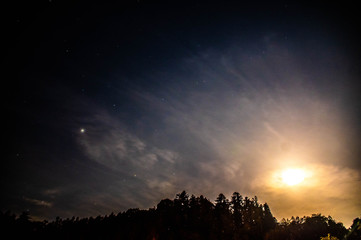 月が沈む夜が来る