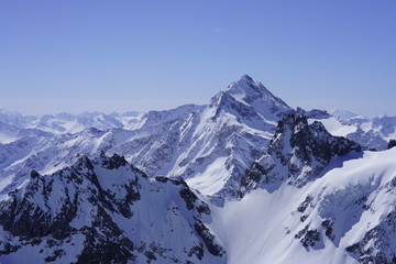 Fototapeta na wymiar Snow-capped mountains under the blue sky