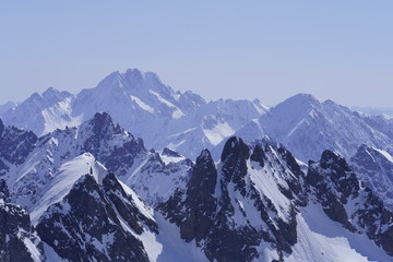 Fototapeta na wymiar Snow-capped mountain scenery in winter; beautiful natural scenery