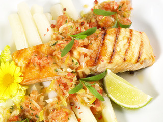 Lachs auf Spargel und Gemüse