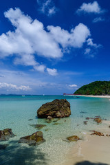 Naklejka premium Blue sea on a white beach with blue sky in the background at Pulau Kapas