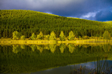 Fototapeta na wymiar image of mountain reflection in the lake on a cloudy day