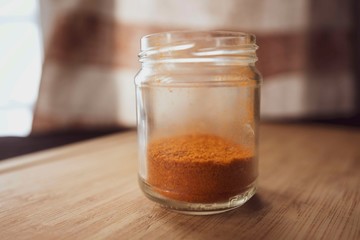 spezie curry  su tagliere cucina