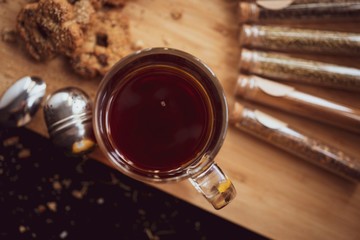 tazza the caldo con biscotti fatti a mano su tagliere cucina