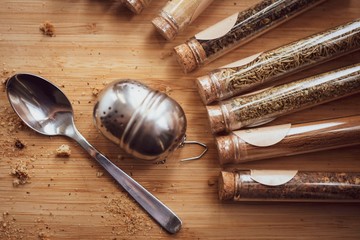 spezie origano curry rosmarino tagliere cucina