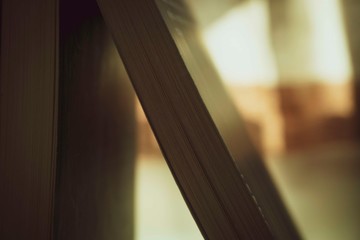 sfogliare libri lettura alla finestra scrivania libreria