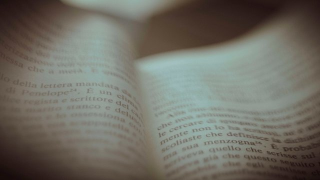 sfogliare libri lettura alla finestra scrivania libreria
