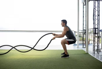  squat exercises with rope in the gym © Leonardo