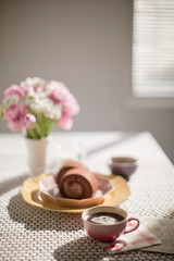 케익과 커피와 식사 테이블