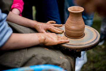 work with clay. Work on the potter's wheel.