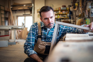 Obraz premium Carpenter working on woodworking in carpentry workshop