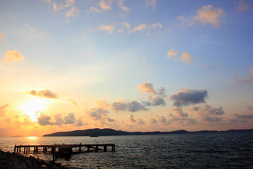 Obraz premium Clouds and morning sky on the sea.white clouds over the tropical sea at sunset.
