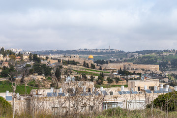 Obraz premium View of the old city of Jerusalem and the Temple Mount from the Abu Tor district of Jerusalem city in Israel