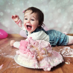 Baby feiert den Geburtstag mit Torte