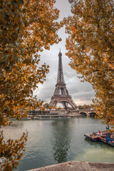 Fototapeta na wymiar Eiffel Tower and the Seine on an autumn day
