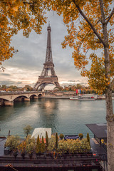 Obraz premium Eiffel Tower and the Seine on an autumn day