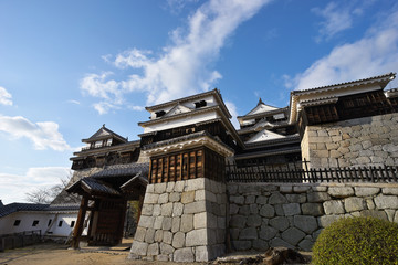 Fototapeta na wymiar 愛媛県の観光地。松山城。 青い空と白い雲。 この城は日本城の1つです。 愛媛県松山市で撮影。