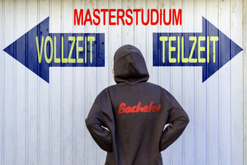 Bachelorabsolvent vor der Wahl, ein Masterstudium in Vollzeit oder Teilzeit zu absolvieren