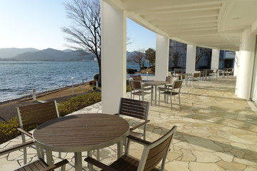 湖畔のリゾート　イメージ　table and chairs on the beach