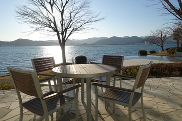 湖畔のリゾート　イメージ　table and chairs on the beach