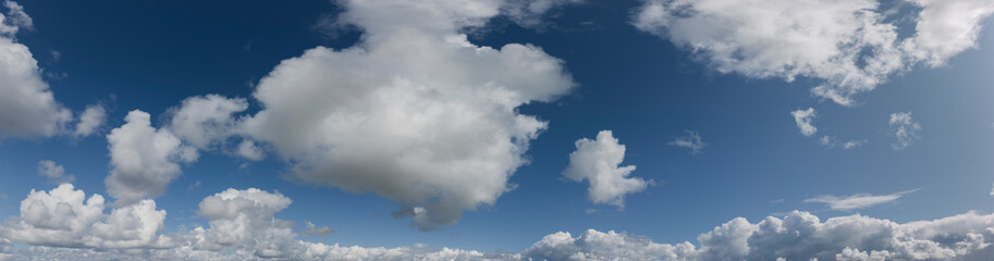 Weiße wolken in blauem Himmel