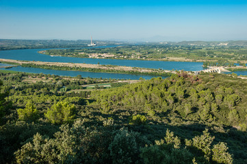 Rhone  mit Staustufe Vallabrègues