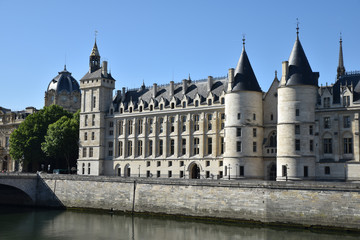 Fototapeta na wymiar La Conciergerie sur les quais de la Seine à Paris, France