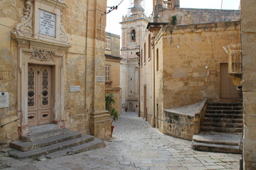 Fototapeta na wymiar stone houses and st joseph oratory in vittoriosa (malta)