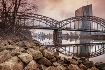 Frankfurt Skyline Aussicht vom Mainufer, Blick auf die Deutschherrnbrücke und EZB