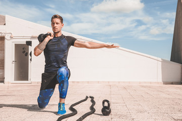 Personal trainer italiano che effettua dimostrazioni visive dei suoi allenamenti, eseguite a corpo...