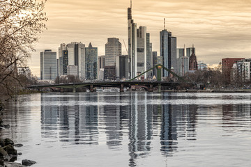 Fototapeta premium Frankfurt Skyline Spiegelung bei Abenddämmerung 