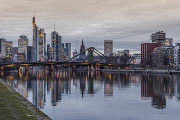 Obraz premium Frankfurt Skyline Spiegelung am Abend 