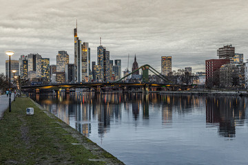 Naklejka premium Dublowanie panoramy Frankfurtu wieczorem