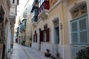 street and houses in vittoriosa (malta)