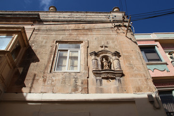 Fototapeta na wymiar house with religious decor in rabat (malta)