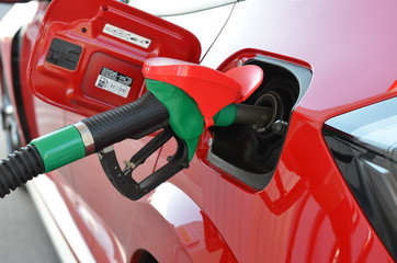 tankowanie benzyny ,dystrybucja paliw , stacja benzynowa , pistolet z paliwem , paliwo ,benzyna , stacja paliw ,lanie benzyny , lanie do baku ,tankowanie paliwa , tankowanie benzyny ,, benzyna, pompa, © Szymon