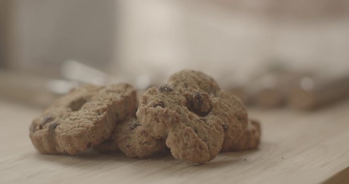 Biscotti rustici su un tavolo