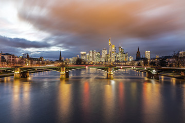 Fototapeta na wymiar Frankfurt Skyline Spiegelung bei Sonnenuntergang 