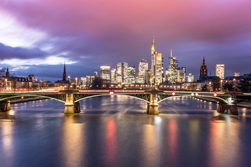 Fototapeta na wymiar Frankfurt Skyline Spiegelung bei Sonnenuntergang 