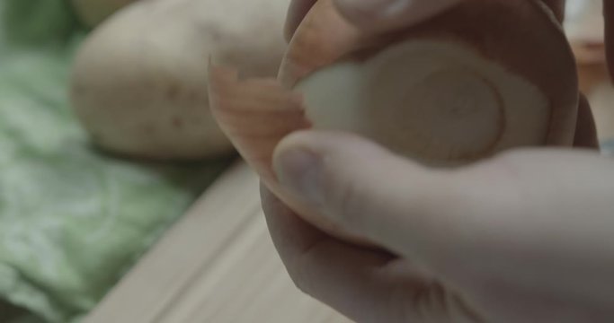 preparare cipolla su tagliere