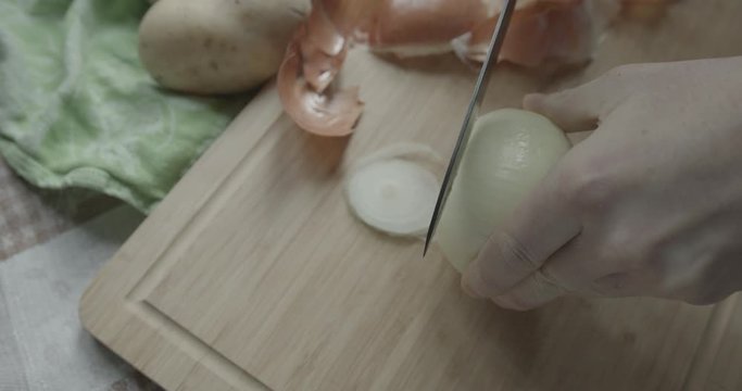 cipolla affettata su tagliere per soffritto
