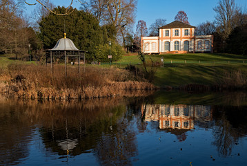 Fototapeta premium Blick auf das Prinz-Emil-Schlößchen im Prinz-Emil-Garten in Darmstadt in Hessen, Deutschland 