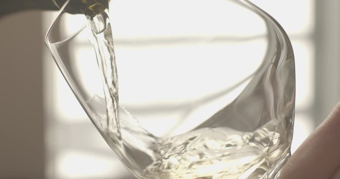 versata di vino bianco