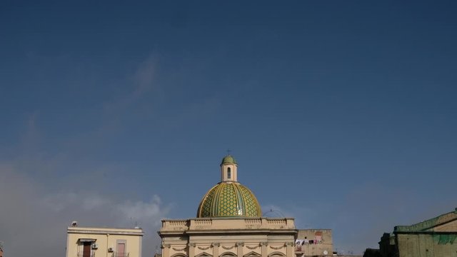N&aacute;poles. Avi&oacute;n y c&uacute;pula de la Iglesia Santa Croce e Purgatorio al Mercato. Campania, Italia, Europa.
