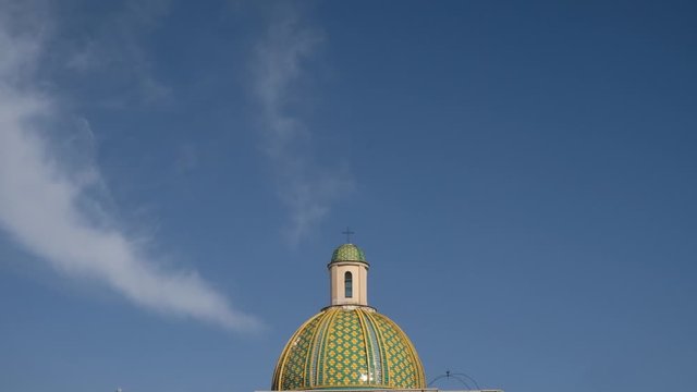 N&aacute;poles. C&uacute;pula de la iglesia de Santa Croce e Purgatorio en la plaza del Mercado. Campania, Italia, Europa.