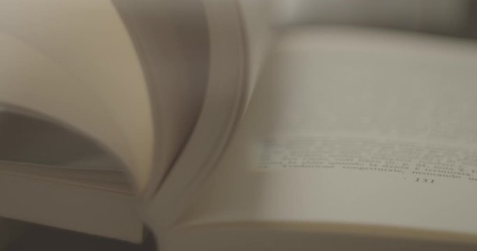 mani che sfogliano libro effetto vintage