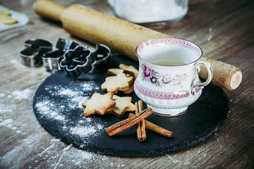 Thé dans une tasse en porcelaine décorée et biscuits sablés à la cannelle