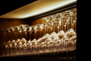 Verres à vin alignés sur une étagère