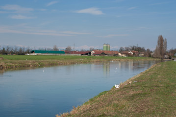 Fototapeta na wymiar fattoria lungo il canale d'acqua
