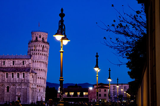 Tour pench&eacute;e de Pise &agrave; la tomb&eacute;e de la nuit
